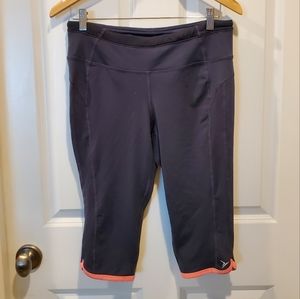 Old Navy women Active cropped pants. Size Large‎